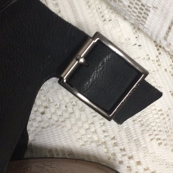 Very nice condition high heels are Vince Camuto in a 61/2 - Picture 4 of 6